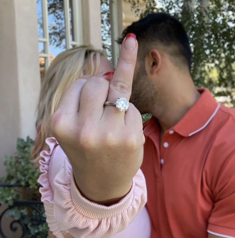  Britney Spears está comprometida con Sam Asghari (@samasghari)