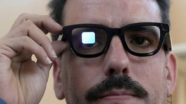 ARCHIVO - Michael Mcloughlin, de El Confidencial, recibe unas gafas de demostración de Gemini Android XR en la conferencia Google I/O en Mountain View, California, el martes 20 de mayo de 2025. (AP Foto/Jeff Chiu, Archivo)