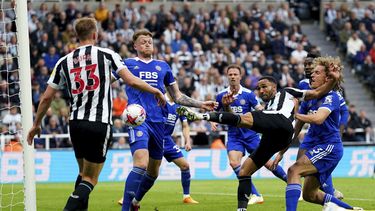 Callum Wilson de Newcastle estrella un remate contra el poste ante Leicester City en la Liga Premier, el lunes 22 de mayo de 2023, en Newcastle. (Owen Humphreys/PA vía AP)