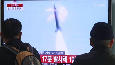 americateve | El p&uacute;blico observa un noticiero de televisi&oacute;n que muestra el lanzamiento de un proyectil de Corea del Norte, en Se&uacute;l, Corea del Sur, el martes 4 de marzo del 2014. (AP Foto/Ahn Young-joon)