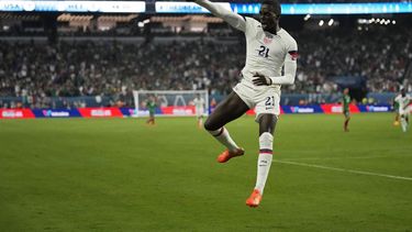 Timothy Weah, de Estados Unidos, festeja un gol de su compañero Christian Pulisic ante México, en la Liga de Naciones, el jueves 15 de junio de 2023, en Las Vegas (AP Foto/John Locher)