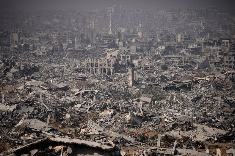 Edificios destruidos por el ejército israelí en el barrio de Shijaiya, en Gaza, el miércoles 5 de noviembre de 2025. (AP Foto/Ohad Zwigenberg)