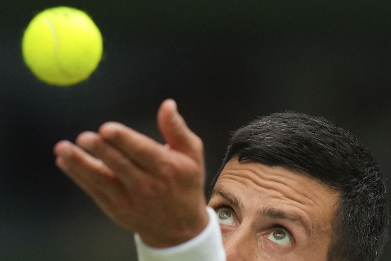 Novak Djokovic saca ante Miomir Kecmanovic en la tercera ronda de Wimbledon, el 5 de julio de 2025, en Londres. (AP Foto/Kirsty Wigglesworth)