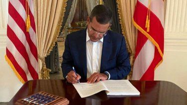 Gobernador convierte en ley aumentos salariales a fiscales y procuradores