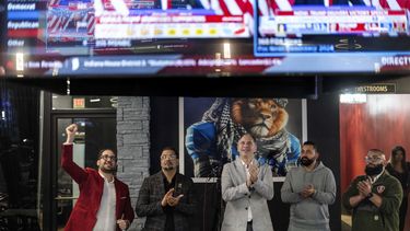 De izquierda a derecha, Paul Manni, Sam Alasri, Wasel Yousaf, Waseem Makani y Abrahim Tamimi, vitorean mientras se emite el discurso del expresidente Donald Trump durante una fiesta de observación de Árabes Estadounidenses por Trump en el Lava Java Cafe, un salón de narguile, en las primeras horas del miércoles 6 de noviembre de 2024, en Dearborn, Michigan. (AP Foto/David Goldman)