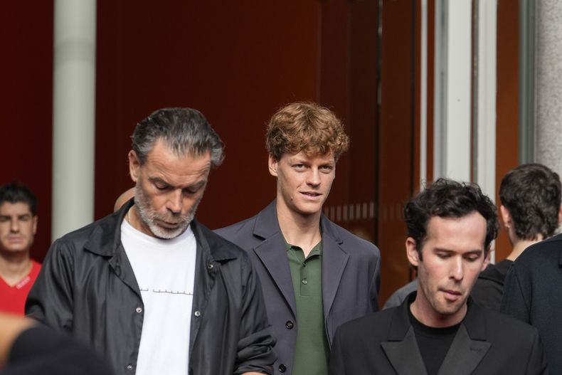 El tenista italiano Jannik Sinner, saliendo del desfile de Gucci Spring Summer 2025, en Milán el viernes 20 de septiembre del 2024. (AP Foto/Luca Bruno).