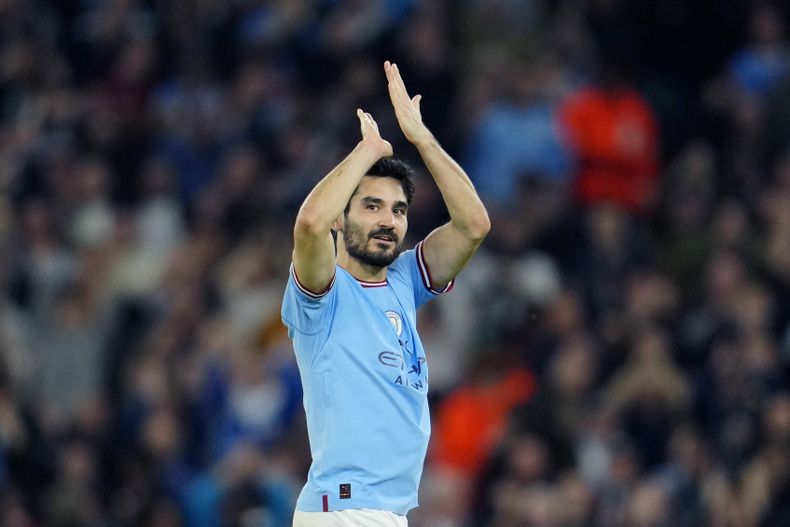 Ilkay Gundogan del Manchester City aplaude al final del partido de ida contra el Real Madrid en las semifinales de la Liga de Campeones, el miércoles 17 de mayo de 2023. Gundogan ha fichado con el Barcelona. (AP Foto/Jon Super)