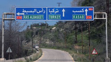 americateve | Un letrero indica que Turqu&iacute;a est&aacute; adelante en el camino durante un recorrido organizado por el gobierno de Siria para periodistas y realizado por soldados sirios, en la provincia de Latakia, el 27 de marzo de 2014. (Foto AP)