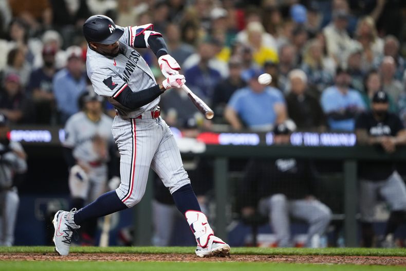 Byron Buxton, de los Mellizos de Minnesota, batea un jonrón de tres carreras el sábado 29 de junio de 2024, ante los Marineros de Seattle (AP foto/Lindsey Wasson)