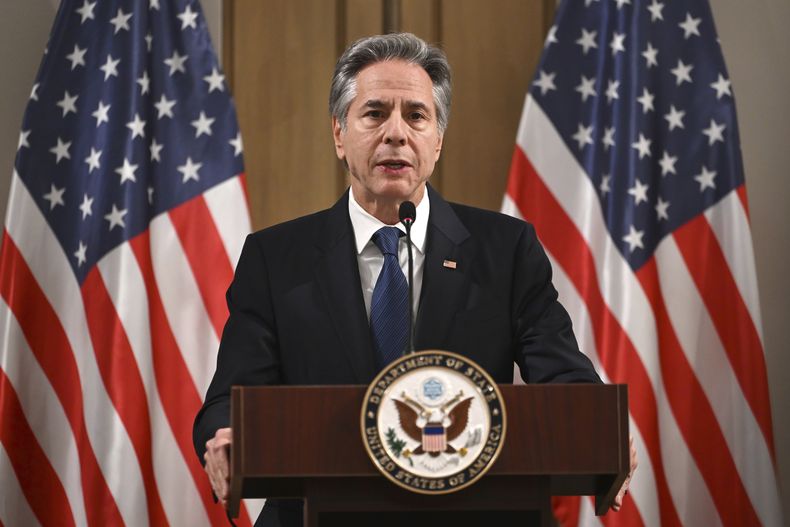 El secretario de Estado de Estados Unidos, Antony Blinken, pronuncia una declaración a la prensa tras reunirse con los ministros de Exteriores del Grupo de Contacto Ministerial Árabe sobre Siria en la ciudad de Áqaba, en la costa sur del mar Rojo, en Jordania, el sábado 14 de diciembre de 2024. (Andrew Caballero-Reynolds/Pool vía AP)