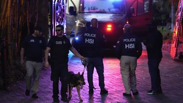 Agentes federales en la entrada de una propiedad perteneciente al rapero Sean Diddy Combs, el lunes 25 de marzo de 2024, en Star Island en Miami Beach, Florida. Dos propiedades pertenecientes a Combs en Los Ángeles y Miami fueron registrados el lunes por agentes federales de Investigaciones de Seguridad Nacional y otras autoridades como parte de una investigación en curso sobre tráfico sexual dijeron dos funcionarios policiales a The Associated Press. (Foto AP/Rebecca Blackwell)