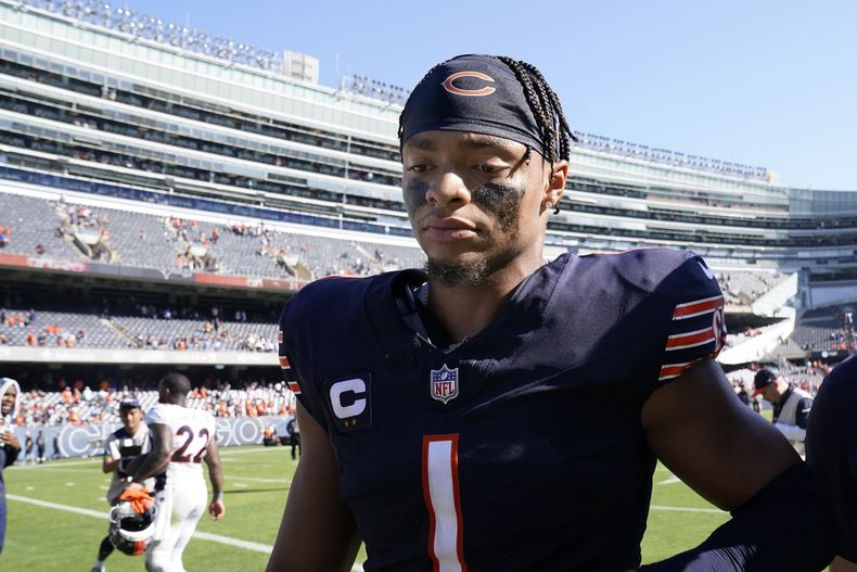 Justin Fields, quarterback de los Bears de Chicago, camina rumbo al vestidor del equipo después de la derrota de su equipo en contra de los Broncos de Denver 31-28, en partido de la NFL, el domingo 1 de octubre de 2023, en Chicago. (AP Foto/Nam Y. Huh)