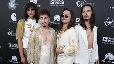 ARCHIVO - Danny Wagner, de izquierda a derecha, Josh Kiszka, Jake Kiszka y Sam Kiszka de la banda Greta Van Fleet posan antes de Metallica Presents: The Helping Hands Concert, en Los Ángeles el 16 de diciembre de 2022. El tercer álbum de Greta Van Fleet, Starcatcher, será lanzado el viernes (Foto AP/Chris Pizzello, archivo)