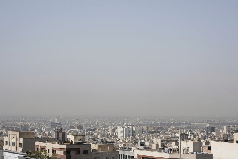 Una vista general muestra el paisaje de Teherán, Irán, el martes 24 de junio de 2025. (AP Foto/Vahid Salemi)
