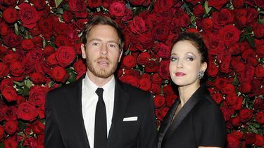 americateve | La actriz Drew Barrymore, derecha, y su novio Will Kopelman en la gala del Museo de Cine de Arte Moderno en homenaje a Pedro Almod&oacute;var en Nueva York en una fotograf&iacute;a del 15 de noviembre de 2011. Un vocero de Barrymore dijo que la actriz y s