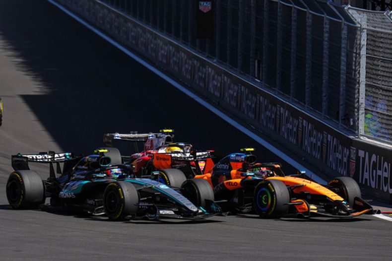 El piloto británico de McLaren, Lando Norris (derecha), y el piloto italiano de Mercedes, Andrea Kimi Antonelli, conducen sus monoplazas durante el Gran Premio de España de Fórmula 1 en Madrid, el domingo 13 de septiembre de 2026. (Foto AP/Manu Fernández)
