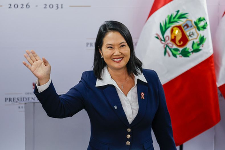 La presidenta electa Keiko Fujimori saluda con la mano durante una rueda de prensa tras la proclamación por parte de las autoridades electorales de su victoria en la segunda vuelta de las elecciones presidenciales, celebrada en Lima (Perú) el viernes 3 de julio de 2026. (Foto AP/Bruno Elias)