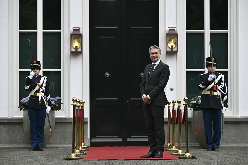 El primer ministro holandés Dick Schoof, derecha, espera para dar la bienvenida al primer ministro británico Keir Starmer en su reunión en el margen de la cumbre de jefes de Estado y de Gobierno de la Organización del Tratado del Atlántico Norte (OTAN) en La Haya, Holanda, el martes 24 de junio de 2025. (Ben Stansall/Pool Foto vía AP)