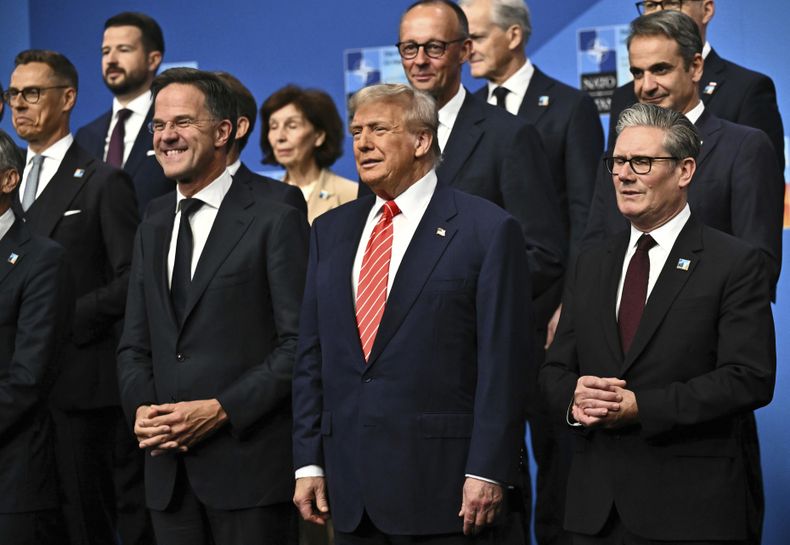 De izquierda a derecha, el secretario general de la OTAN, Mark Rutte, el presidente estadounidense Donald Trump y el primer ministro británico, Keir Starmer, posan con líderes de países miembros de la OTAN en la cumbre de la alianza en La Haya, Holanda, el miércoles 25 de junio de 2025. (Ben Stansall/Pool Foto vía AP)