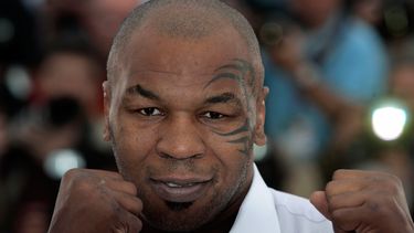 americateve | En esta foto del 17 de mayo del 2008, el ex campe&oacute;n mundial de boxeo Mike Tyson posa en una presentaci&oacute;n de la pel&iacute;cula "Tyson" en Cannes. Tyson debi&oacute; cancelar sus presentaciones promocionales en Londres debido a que