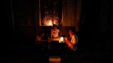 americateve | El régimen cubano informó este miércoles que la confección de pasaportes y carnet de identidad se encuentra interrumpida desde hace casi una semana "por dificultades tecnológicas asociadas a fallas eléctricas".