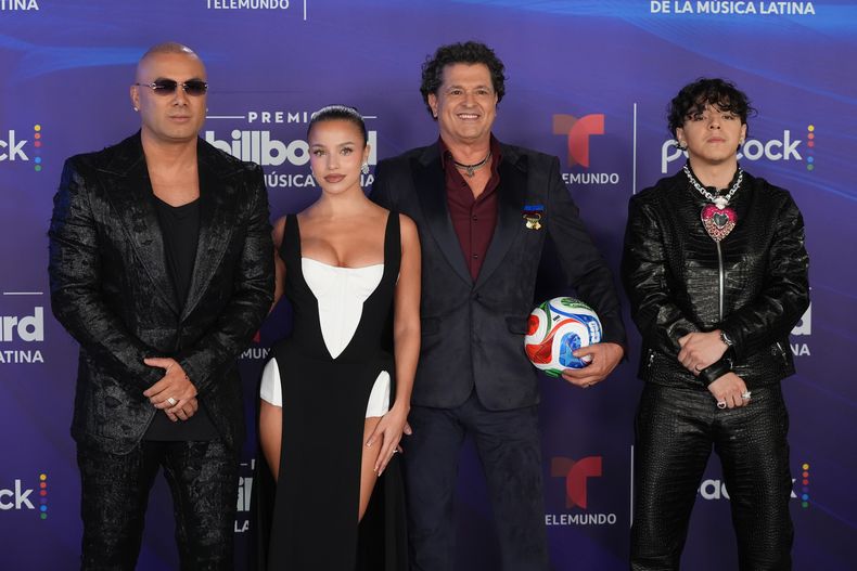 Wisin, Emilia, Carlos Vives y Xavi llegan a los Premios Billboard de la Música Latina el jueves 23 de octubre de 2025, en Miami. (Foto AP/Marta Lavandier)