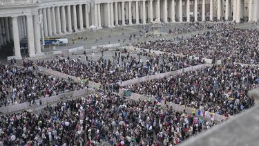 Varias personas en la Plaza de San Pedro mientras esperan ver humo salir de la chimenea de la Capilla Sixtina durante el cónclave para elegir el nuevo papa, en el Vaticano, el miércoles 7 de mayo de 2025. (AP Foto/Markus Schreiber)