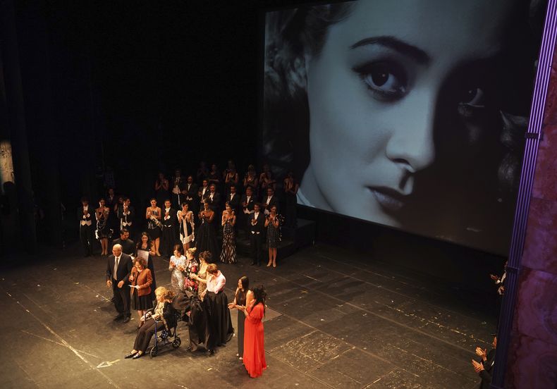 ARCHIVO - Acompañada de su familia, la actriz Silvia Pinal es honrada en un homenaje a su trayectoria en el Palacio de Bellas Artes de la Ciudad de México, el 29 de agosto de 2022. Pinal falleció el 28 de noviembre de 2024. Tenía 93 años. (Foto AP/Marco Ugarte, archivo)