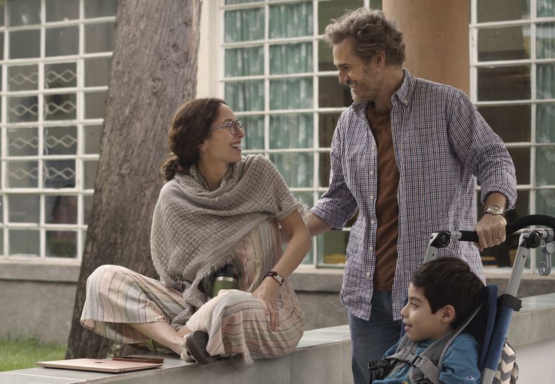 Esta imagen difundida por Netflix muestra a Bárbara Mori, de izquierda a derecha, Juan Pablo Medina y Julián Tello en una escena de la película Los dos hemisferios de Lucca. (Ana York/Netflix via AP)