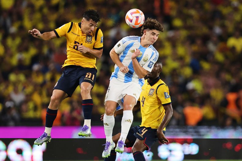 El ecuatoriano Alan Franco pelea por el balón con el argentino Julián Álvarez en el encuentro de la eliminatoria sudamericana a la Copa Mundial 2026 el martes 9 de septiembre del 2025. (AP Foto/Patricio Teran)