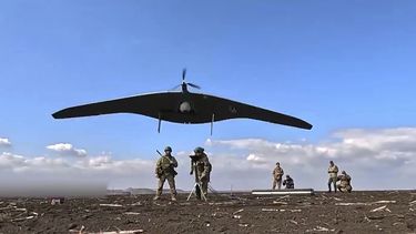 En esta imagen, tomada de un video distribuido por el servicio de prensa del Ministerio de Defensa de Rusia el 18 de abril de 2025, soldados rusos lanzan un dron de inteligencia Supercam hacia posiciones ucranianas en Ucrania. (Servicio de prensa del Ministerio de Defensa de Rusia vía AP)