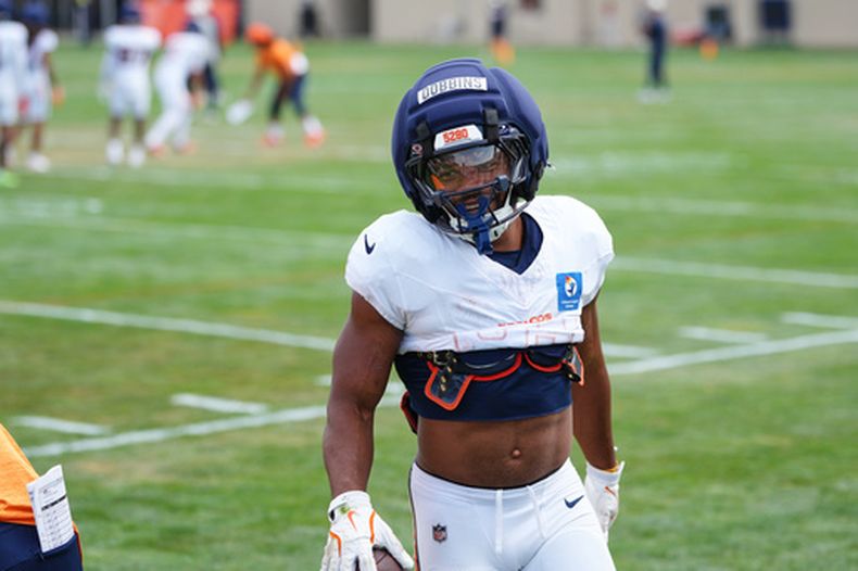 J.K. Dobbins, corredor de los Broncos de Denver, participa en un ejercicio durante el entrenamiento del equipo en el campamento, el lunes 10 de agosto de 2026, en Centennial, Colorado. (AP Foto/David Zalubowski)