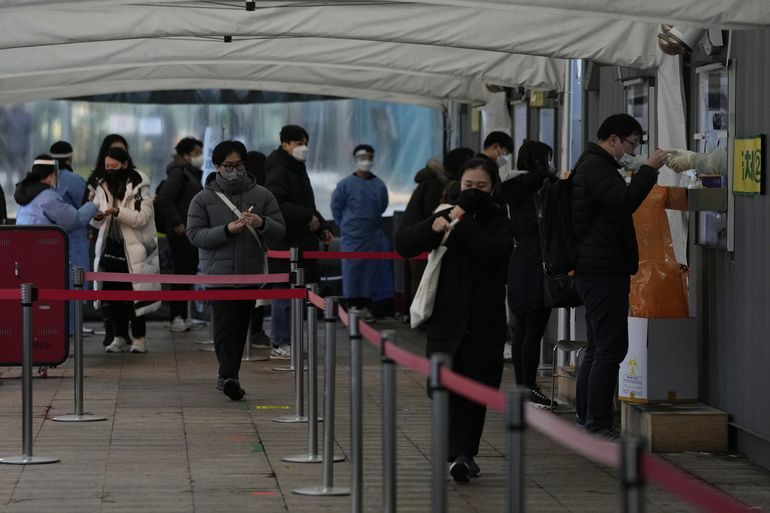 Corea del Sur impone récord con 8.000 nuevos casos de COVID