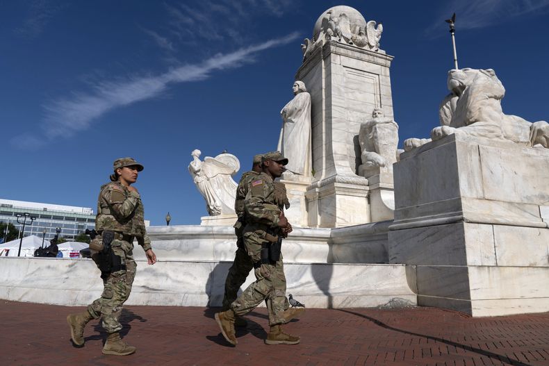 Integrantes de la Guardia Nacional de Luisiana patrullan Columbus Circle, afuera de Union Station, el sábado 30 de agosto de 2025, en Washington. (AP Foto/José Luis Magaña)