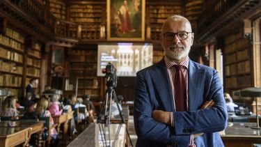Angelo Crespi, nuevo director de la Pinacoteca de Brera, posa para una fotografía durante una conferencia de prensa en la Biblioteca Braidense, el lunes 8 de julio de 2024, en Milán, Italia. (Claudio Furlan/Lapresse vía AP)