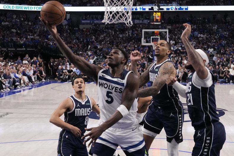 Anthony Edwards, de los Timberwolves de Minnesota, encesta en el cuarto partido de la final de la Conferencia Oeste ante los Mavericks de Dallas, el martes 28 de mayo de 2024 (AP Foto/Julio Cortez)