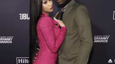 ARCHIVO - Cardi B, izquierda, y Offset llegan a la gala y homenaje a los íconos de la industria previo a los Grammy en Beverly Hills, California, el 25 de enero de 2020. (Foto Mark Von Holden/Invision/AP, archivo)