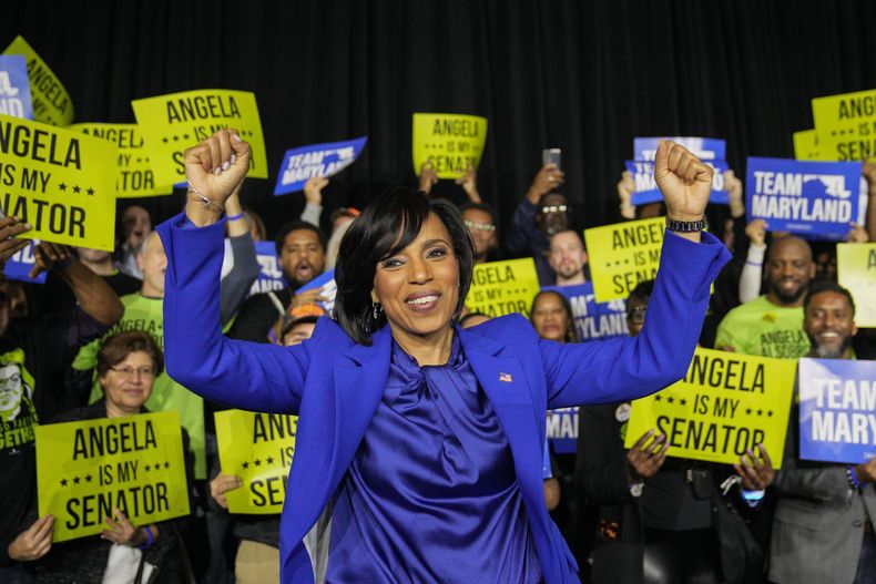 La senadora demócrata electa por Maryland Angela Alsobrooks aplaude durante una fiesta electoral el martes 5 de noviembre de 2024, en College Park, Maryland. (AP Foto/Jess Rapfogel)