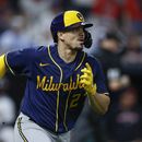 El dominicano Willy Adames, de los Cerveceros de Milwaukee, recorre las bases tras conectar un jonrón solitario al relevista de los Guardianes de Cleveland, Xzavion Curry, en la novena entrada del partido en Cleveland, el viernes 23 de junio de 2023. (AP Foto/Ron Schwane)