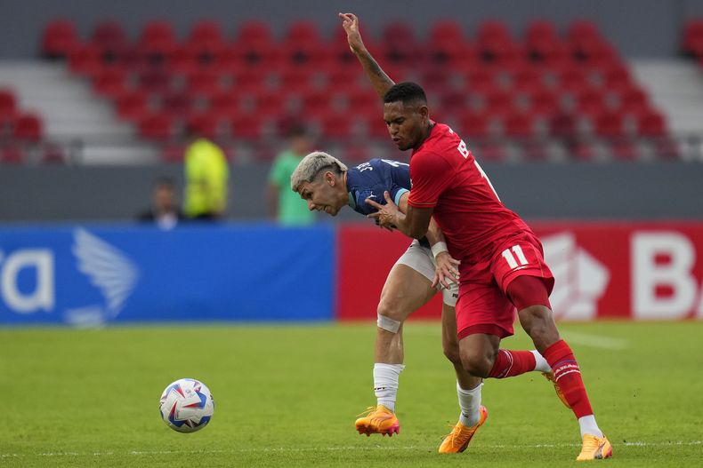 Julio Enciso de Paraguay, de espaldas, disputa el balón con Ismael Díaz de Panamá durante un partido de preparación para la Copa América 2024, en el estadio Rommel Fernández de la Ciudad de Panamá, el domingo 16 de junio de 2024. (Foto AP/Matías Delacroix)