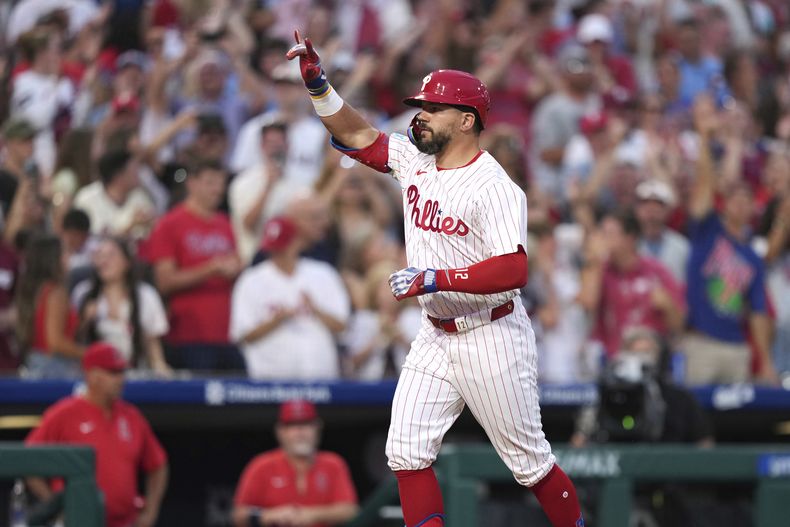 Kyle Schwarber, de los Filis de Filadelfia, festeja tras conectar un grand slam ante los Angelinos de Los Ángeles, el sábado 19 de julio de 2025 (AP Foto/Matt Slocum)