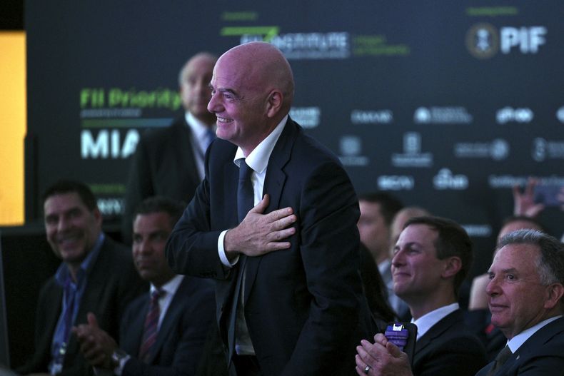 ARCHIVO - Gianni Infantino, presidente de FIFA, saluda a distancia al presidente de Estados Unidos, Donald Trump, durante un evento de Iniciativa de Inversiones Futuras en Miami Beach, Florida, el miércoles 19 de febrero de 2025. (Pool vía AP)