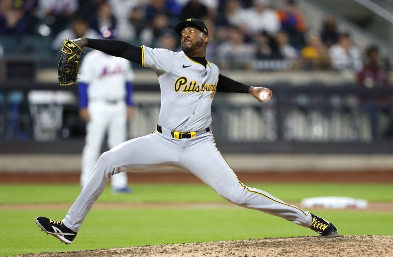 El cubano Aroldis Chapman, de los Piratas de Pittsburgh, hace un lanzamiento ante los Mets de Nueva York, durante el juego del lunes 15 de abril de 2024 (AP Foto/Noah K. Murray)