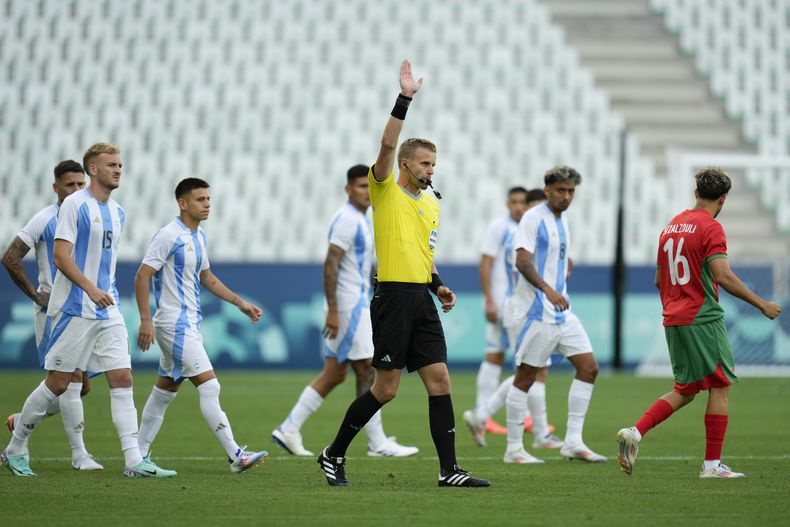 El árbitro Glenn Nyberg anula el gol del argentino Cristian Medina durante el partido contra Marruecos en el fútbol de los Juegos Olímpicos de París 2024, el miércoles 24 de julio de 2024, en Saint-Étienne, Francia. (AP Foto/Silvia Izquierdo)