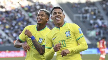 Matheus Martins celebra con su compañero Andre de la selección brasileña tras anotar el tercer gol en el encuentro ante Túnez en los octavos de final del Mundial Sub20 el miércoles 31 de mayo del 2023. (AP Foto/Gustavo Garello)