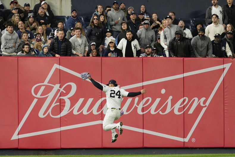 El jardinero de los Yanlees de Nueva York, Jasson Domínguez, hace una atrapada en salto durante la cuarta entrada de un juego de béisbol contra los Reales de Kansas City, el lunes 14 de abril de 2025, en Nueva York. (AP Foto/Seth Wenig)