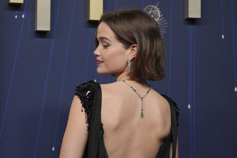 Sarah Catherine Hook llega a la 77.ª edición de los Premios Emmy el domingo 14 de septiembre de 2025 en el Teatro Peacock de Los Ángeles. (Foto AP/Jae C. Hong)
