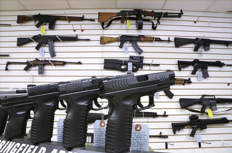ARCHIVO - Armas de fuego semiautomáticas se exhiben para su venta en Capitol City Arms Supply, el 16 de enero de 2013, en Springfield, Illinois. (AP Foto/Seth Perlman, archivo)