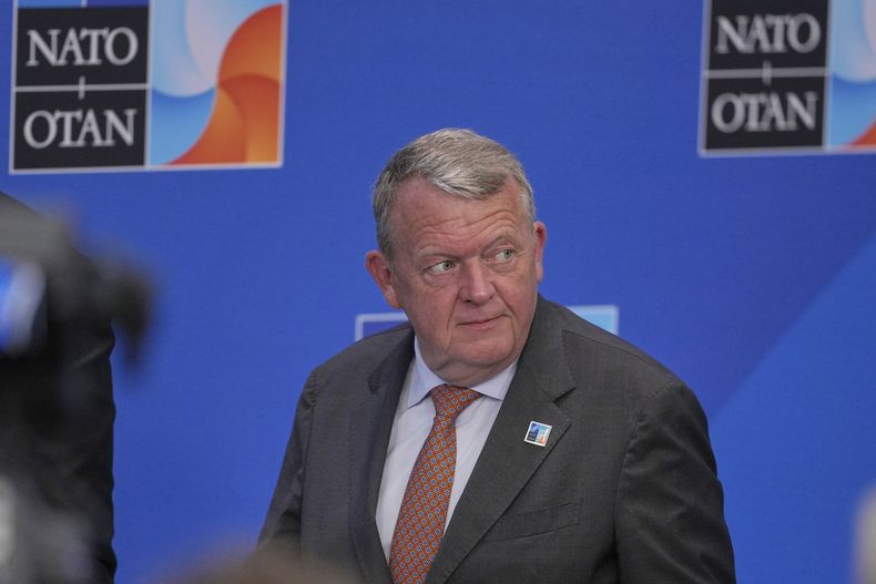 ARCHIVO - El ministro danés de Exteriores, Lars Løkke Rasmussen, llega para la cumbre de la OTAN en La Haya, Holanda, el 25 de junio de 2205. (AP Foto Kin Cheung, Archivo)