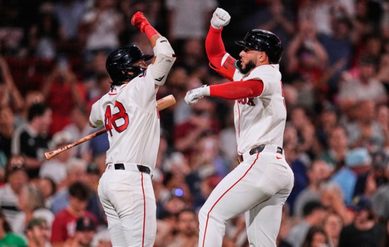 El venezolano Wilyer Abreu (derecha) festeja con Anthony Seigler, su compañero en los Medias Rojas de Boston, luego de conectar u jonrón ante los Medias Blancas de Chicago, el martes 4 de agosto de 2026 (AP Foto/Charles Krupa)